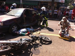 População leva susto e se sensibiliza com simulação de acidente grave entre carro e motocicleta em Maringá